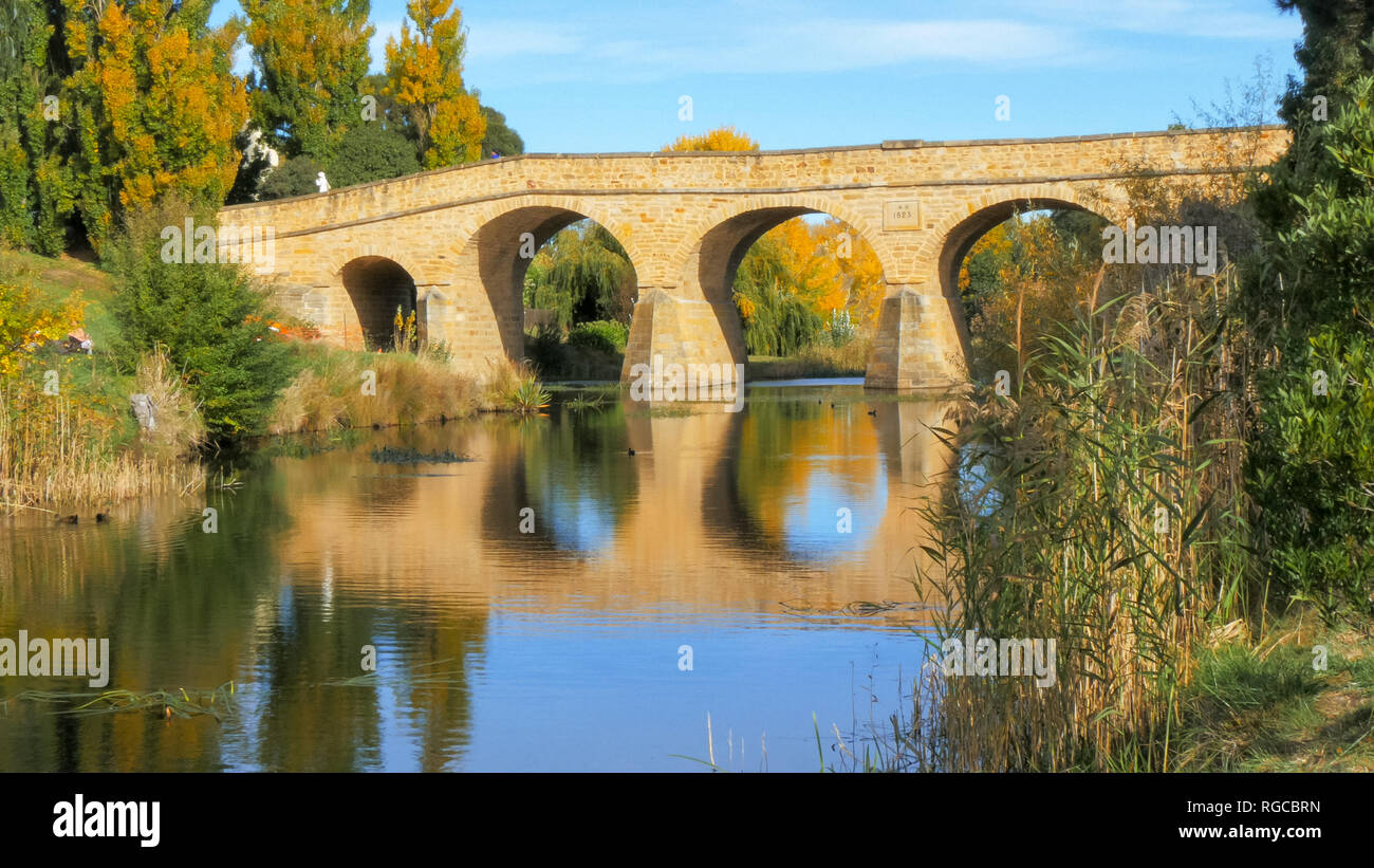 Reflexionen der historischen Altstadt steinerne Brücke in den Gewässern der Coal River in Richmond, Tasmanien Stockfoto