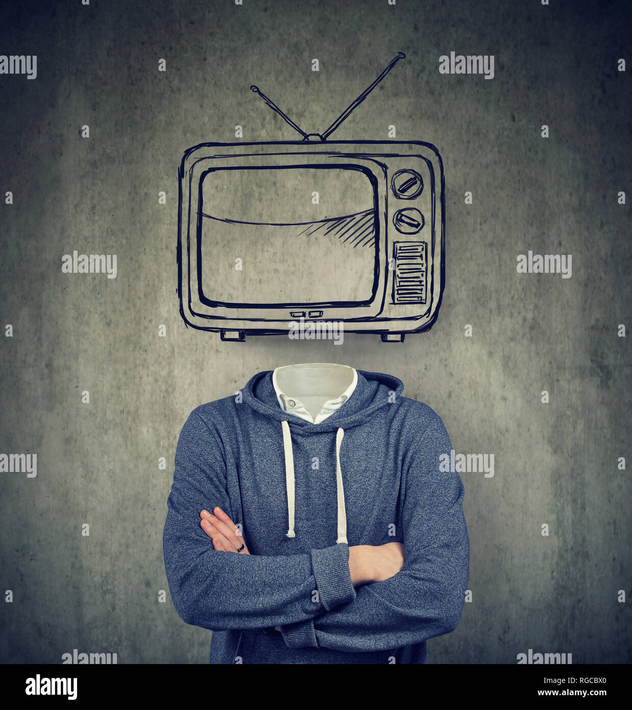 Süchtig Mann mit Fernsehen statt seinen Kopf auf die graue Wand Hintergrund Stockfoto