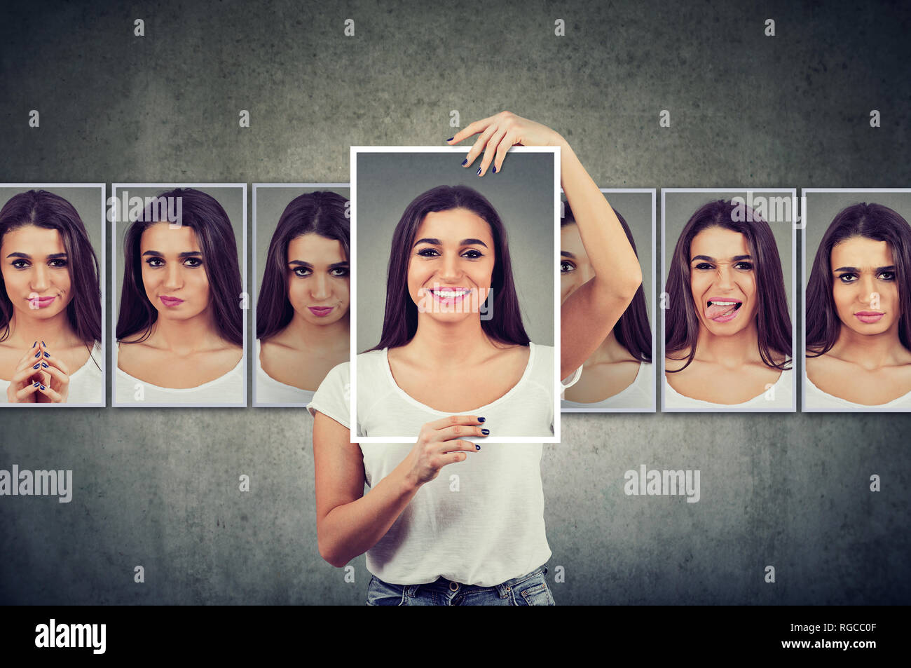 Junge Frau zum Ausdruck bringen verschiedene Emotionen und Gefühle maskiert Stockfoto