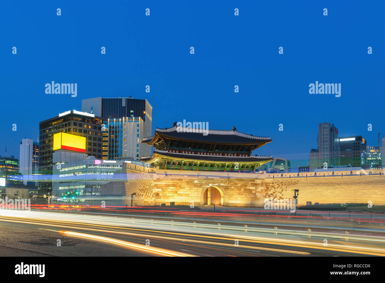 Seoul South Korea, Night City Skyline am Namdaemun Tor (Sungnyemun) Stockfoto