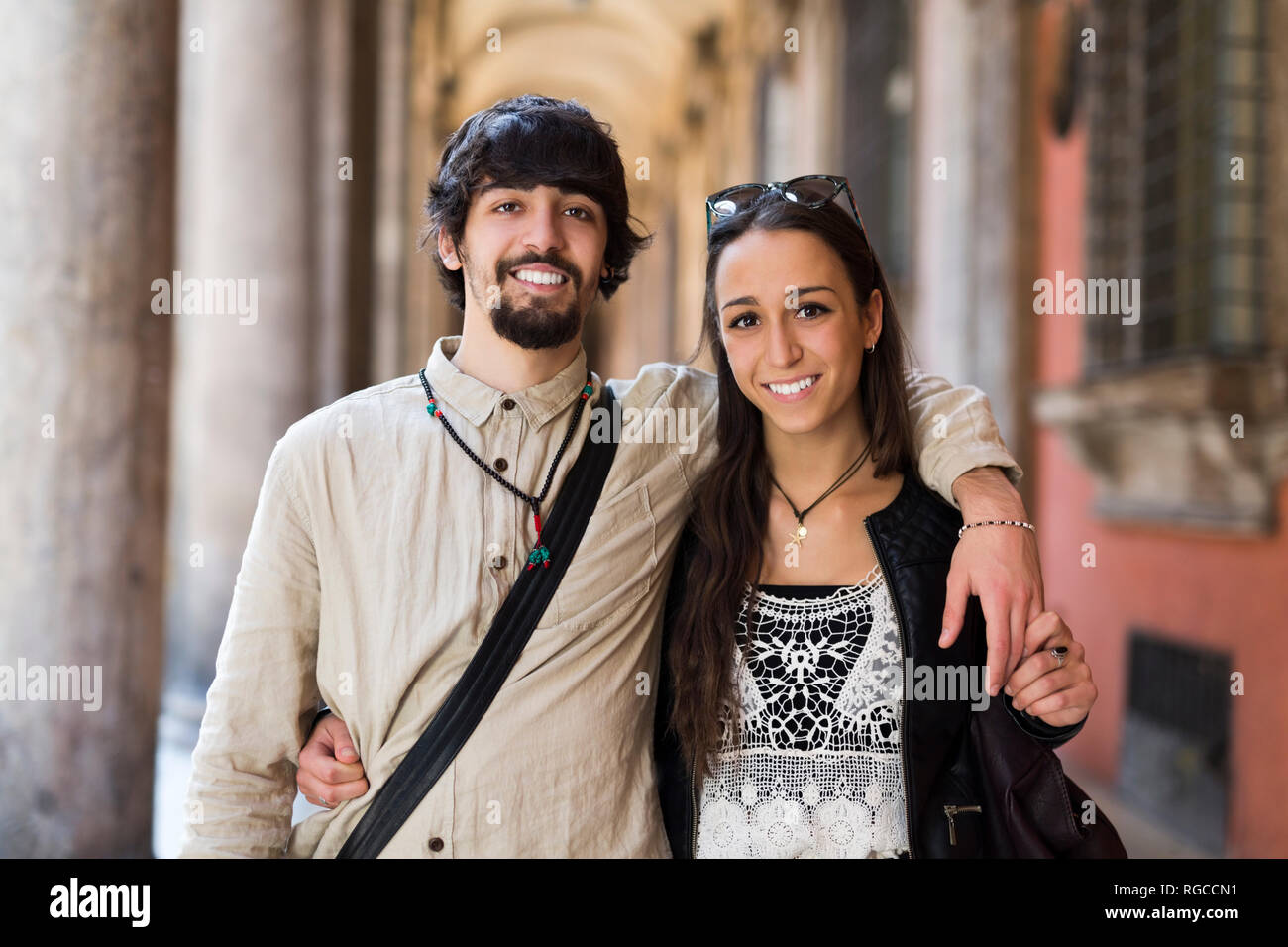 Italien, Bologfna, Porträt der glückliche junge Paare Arm in Arm Stockfoto