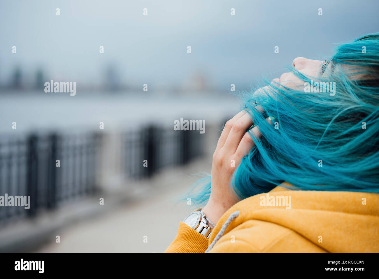 Junge Frau mit blau gefärbtem Haar suchen Stockfoto