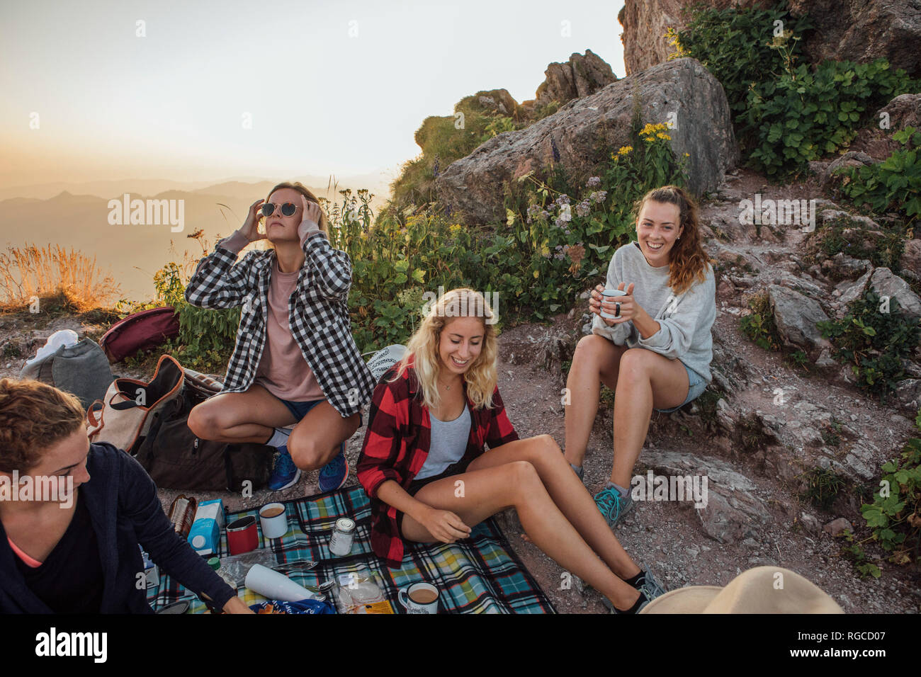 Schweiz, Grosser Mythen, gerne Freundinnen auf eine Wanderung mit Picknick Pause bei Sonnenaufgang Stockfoto