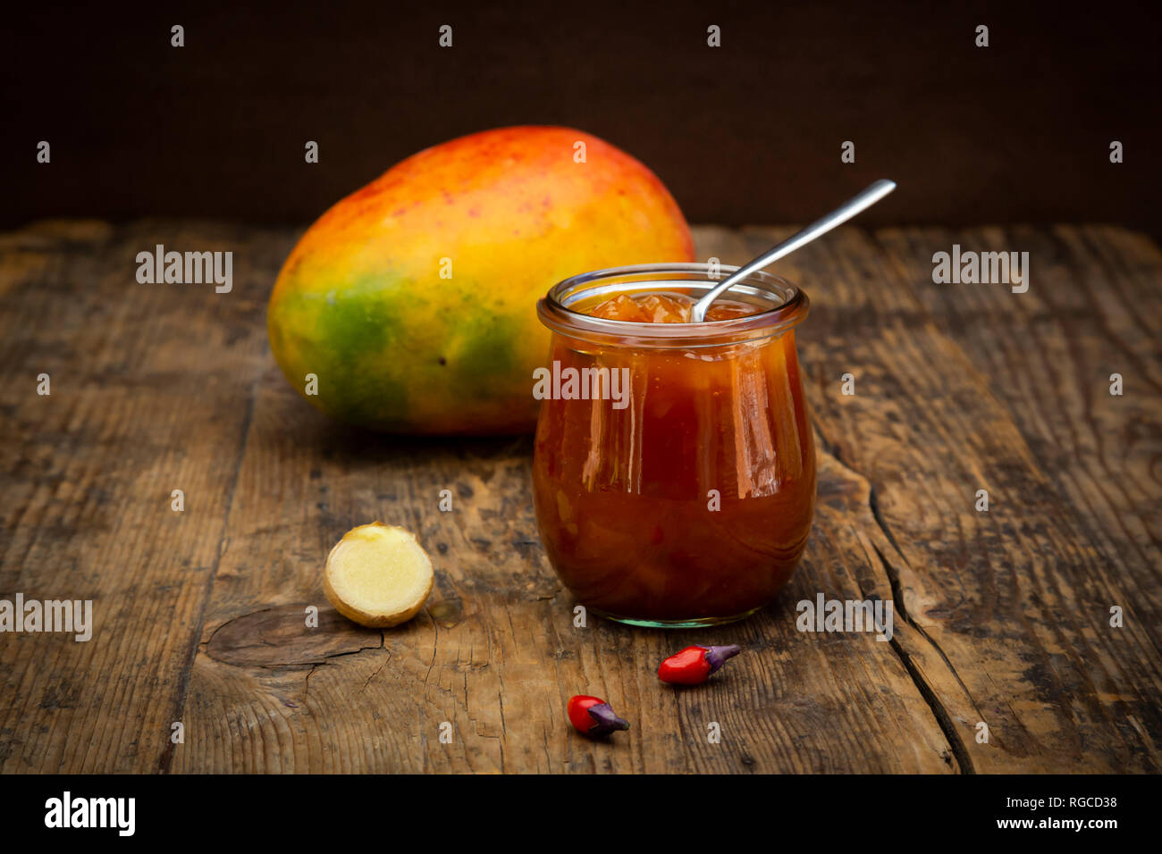 Glas Mango Chutney mit Ingwer und Chili Stockfotografie - Alamy