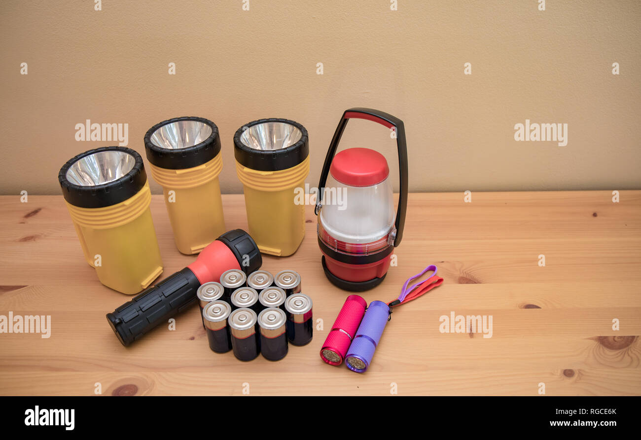 Taschenlampen und Batterien auf einen Tisch für ein Stromausfall vorbereitet. Stockfoto