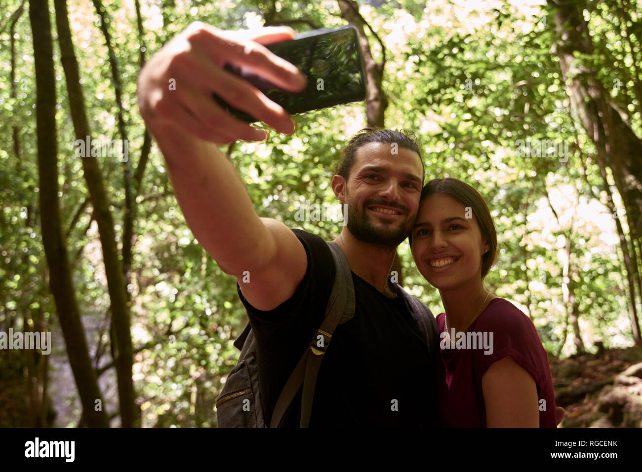 Spanien, Kanarische Inseln, La Palma, lächelndes Paar ein selfie in einem Wald Stockfoto