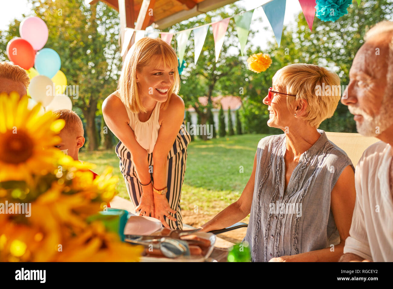 Glückliche Großfamilie in einer Gartenparty Stockfoto