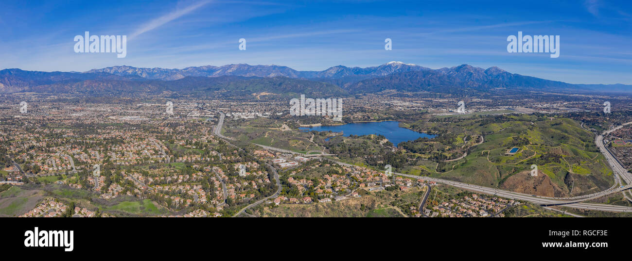 Luftaufnahme von Puddingstone Behälter mit Mt. Baldy als Hintergrund bei Kalifornien Stockfoto