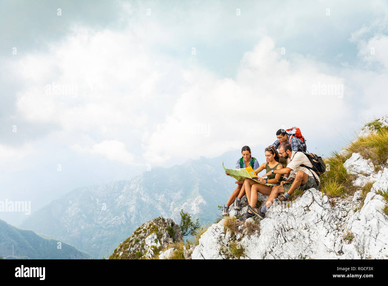 Italien, Massa, Gruppe von Menschen wandern und Suchen auf der Karte in die Apuanischen Alpen Stockfoto