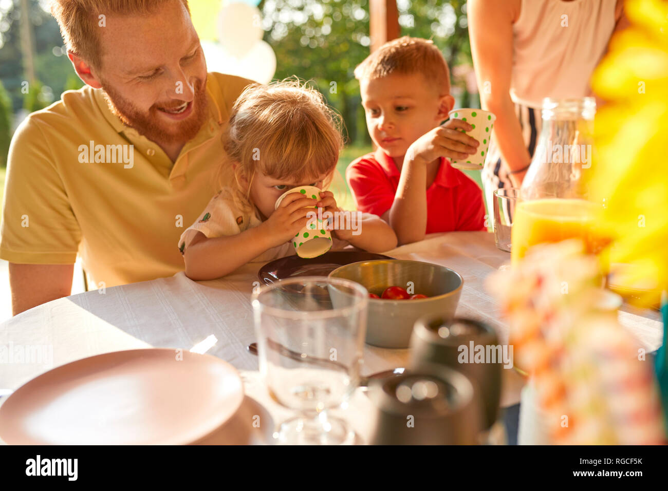 Happy Family in a Garden Party Stockfoto