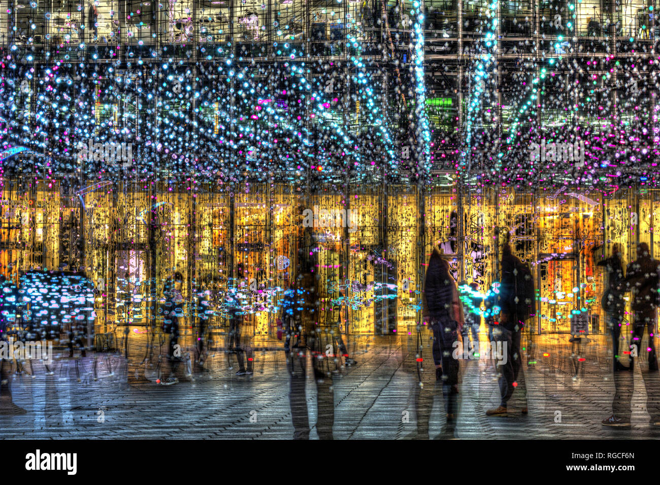 Winterlichtsfestival in Canary Wharf, Lichtblitz-Anzeige, Besuch von Menschenmengen, digitale Lichter, LED-Lichter in London, England Stockfoto