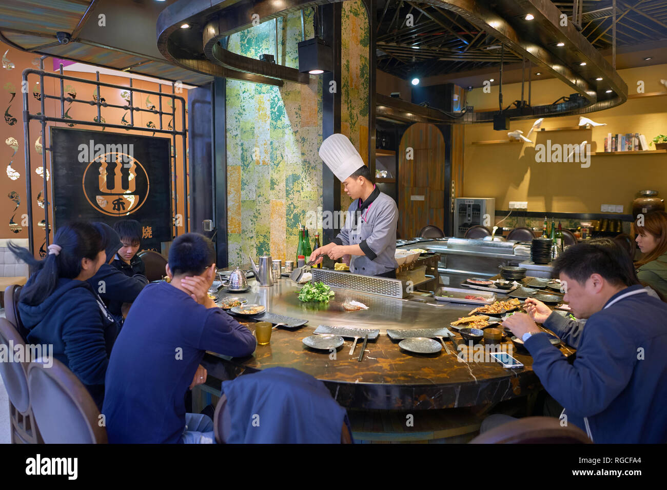 SHENZHEN, China - ca. Dezember 2015: kochen Essen in einem Restaurant. Stockfoto