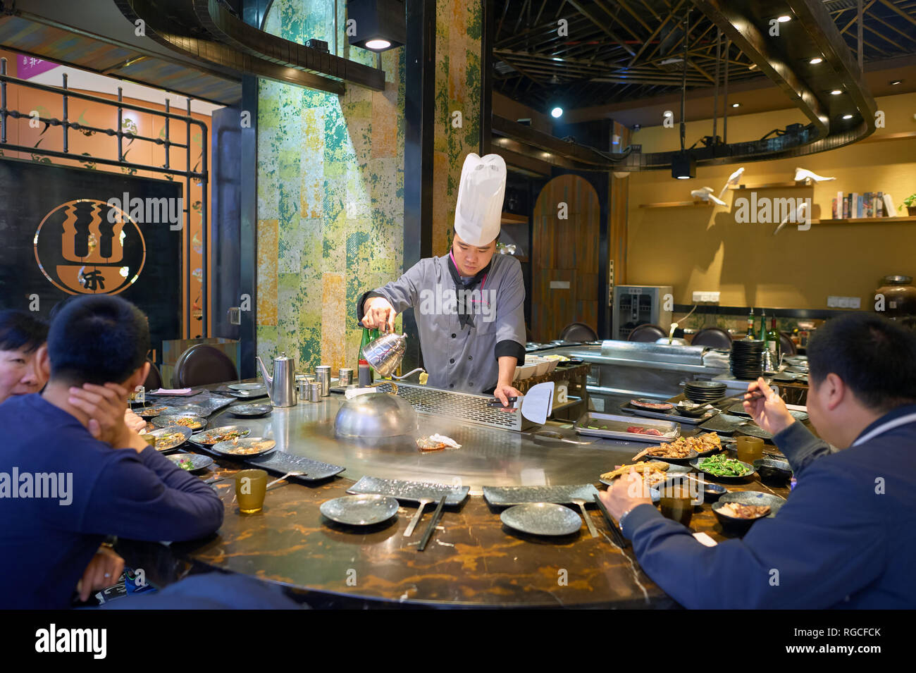 SHENZHEN, China - ca. Dezember 2015: kochen Essen in einem Restaurant. Stockfoto