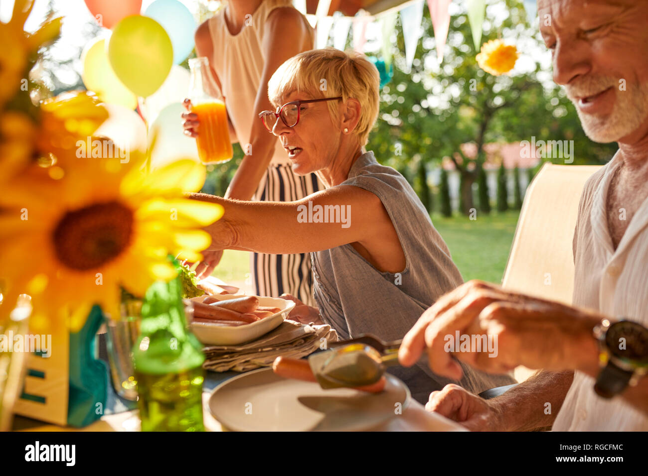 Happy Family in a Garden Party Stockfoto