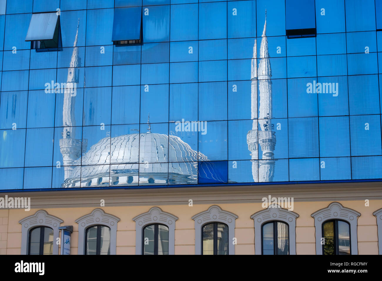 Albanien, Shkodra, Ebu Beker Moschee, spiegelt sich in der Glasfassade. Stockfoto