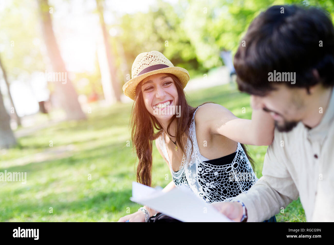 Portrait von lachende Junge Frau Spaß haben in einem Park mit ihren Kommilitonen Stockfoto