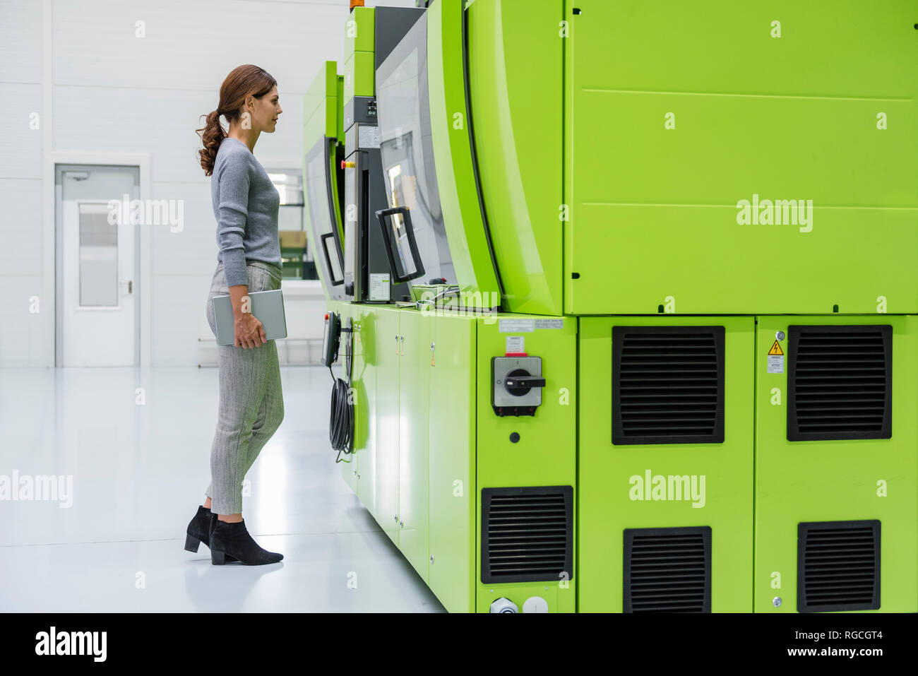 In High-Tech-Unternehmen, das Maschinen zur Herstellung von Geschäftsfrau Stockfoto
