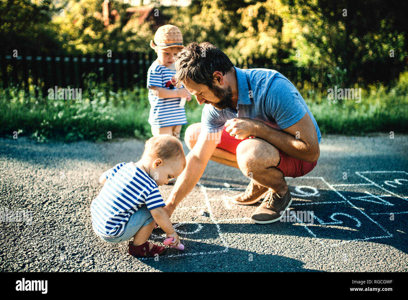 Vater Zeichnung Hopse auf Asphalt Stockfoto