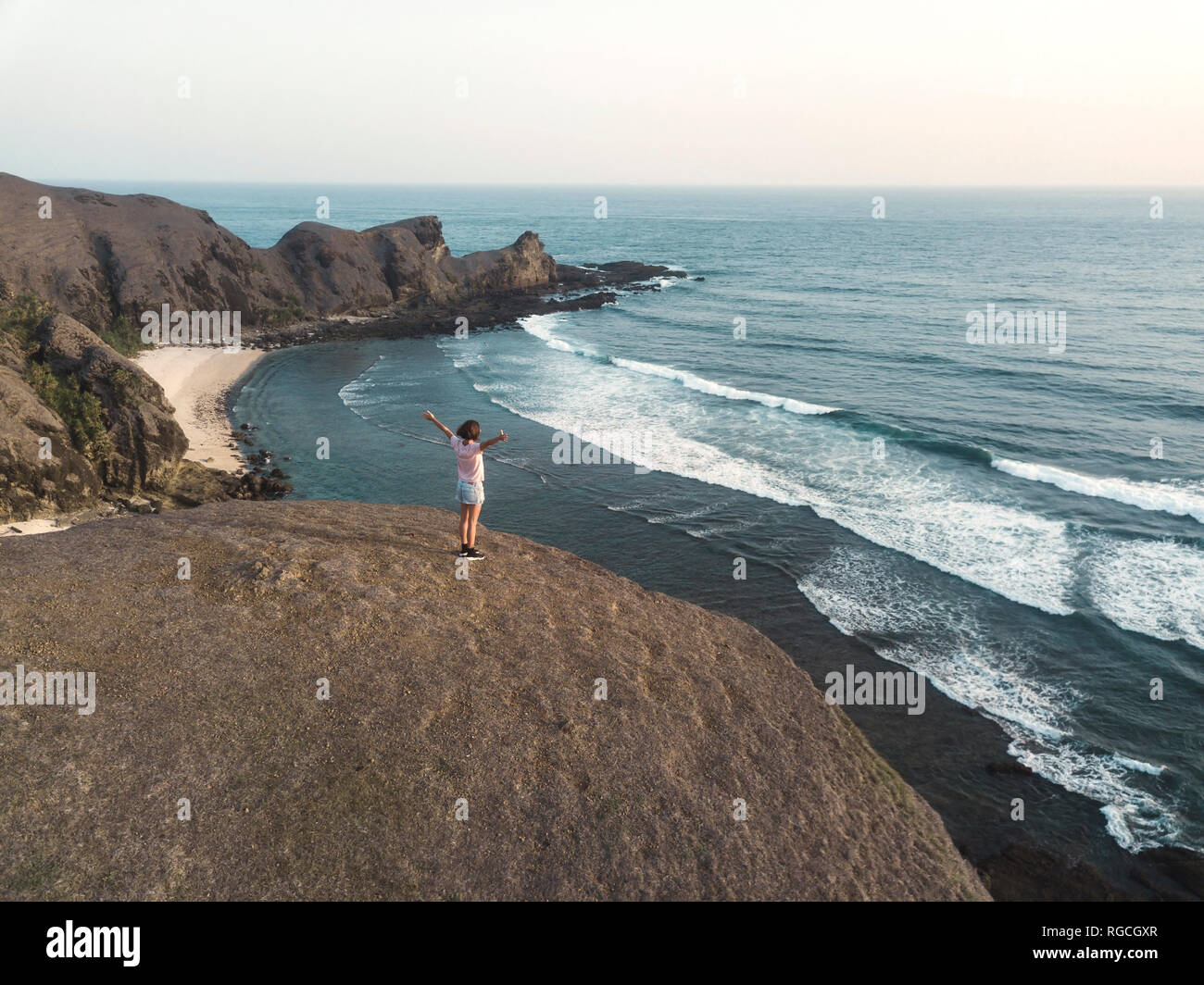 Indonesien, Lombok, junge Frau an der Küste Stockfoto