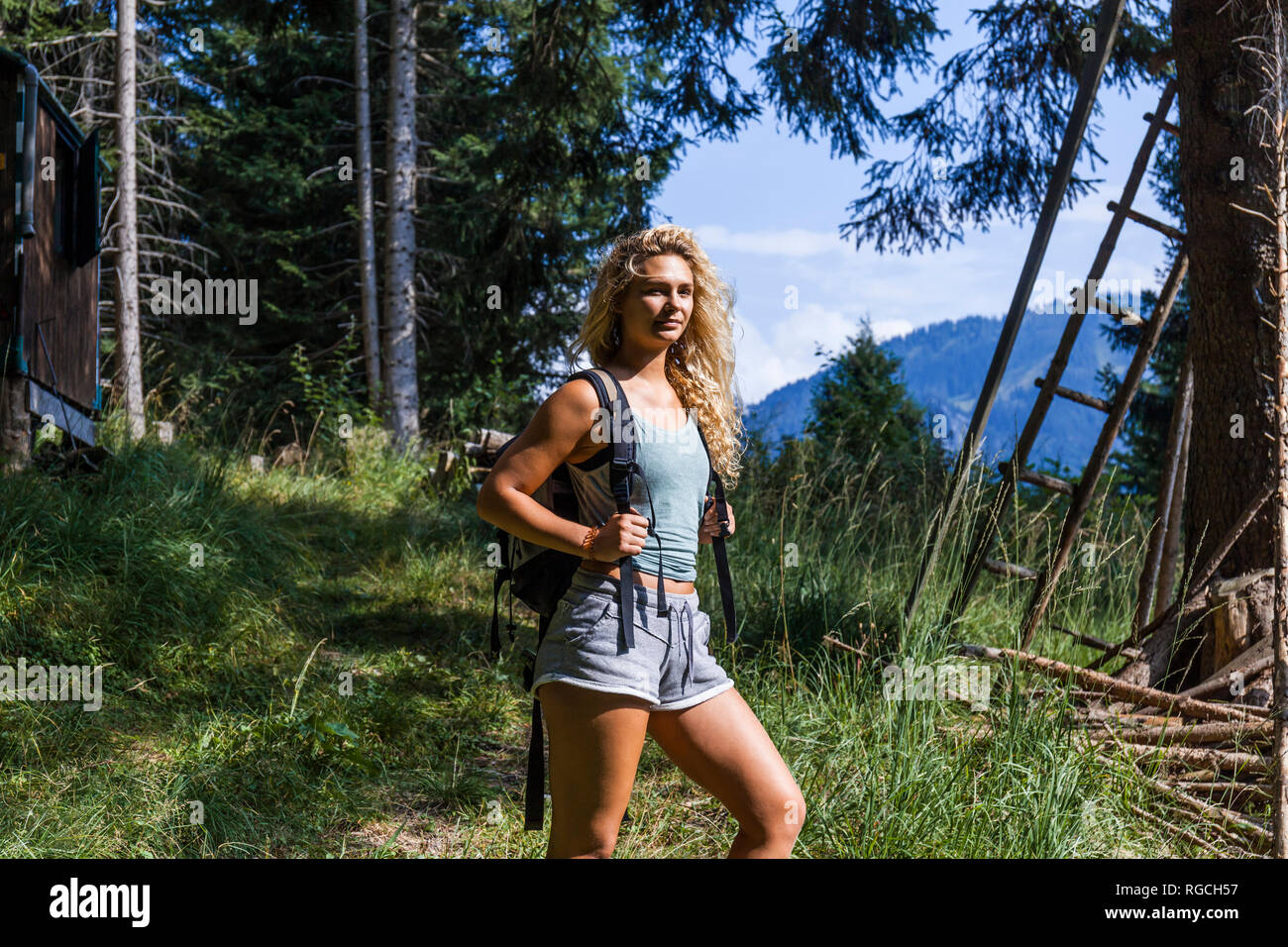 Deutschland, Bayern, Oberammergau, junge Frau auf einer Wanderung in den Bergen Stockfoto