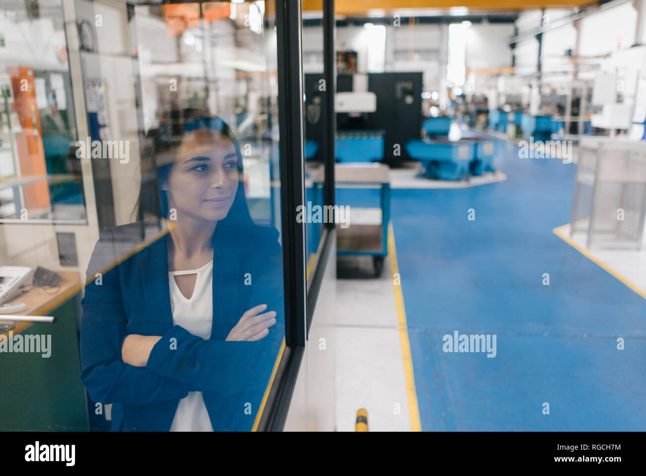 Selbstbewusste Frau, die in High-Tech-Unternehmen, außer Kontrolle Zimmer suchen Stockfoto