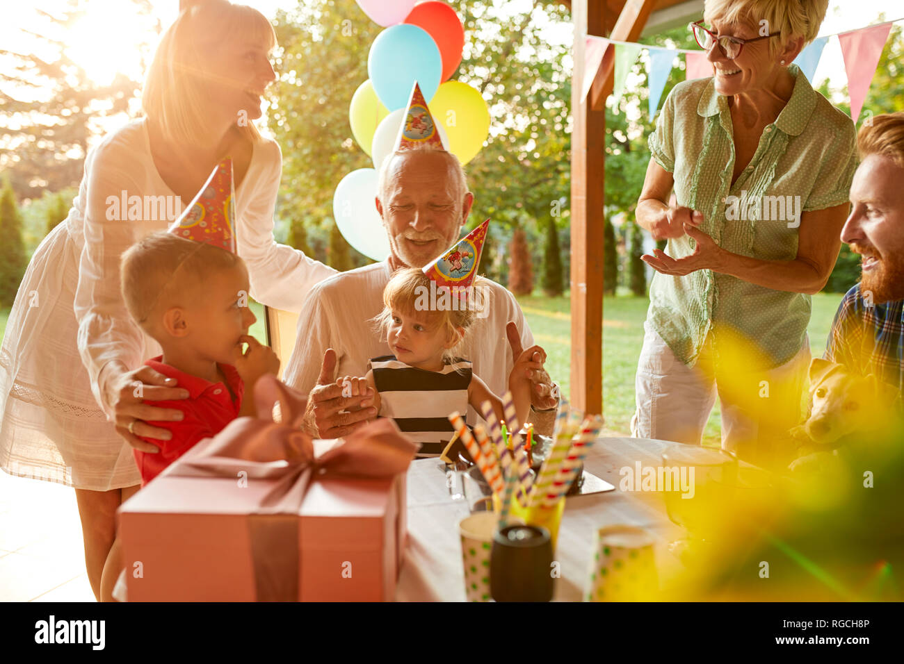 Glückliche Großfamilie auf einem Garten Geburtstag Stockfoto