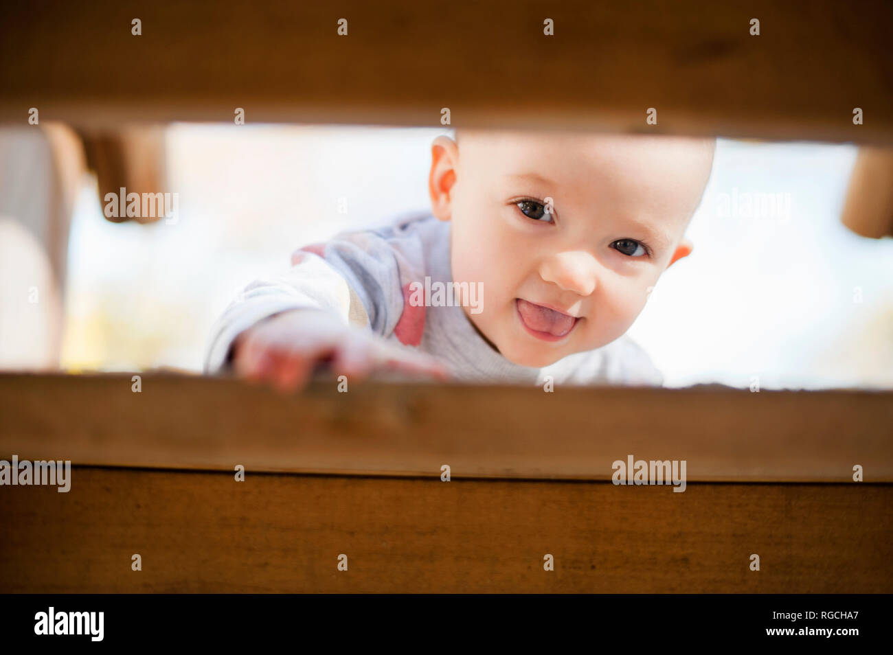 Portrait von Baby Mädchen auf Spielplatz Stockfoto