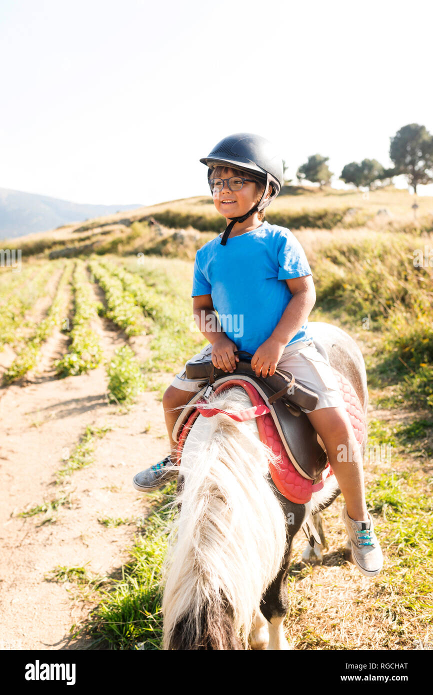 Spanien, Cerdanya, Portrait eines kleinen Jungen reiten auf Pony Stockfoto