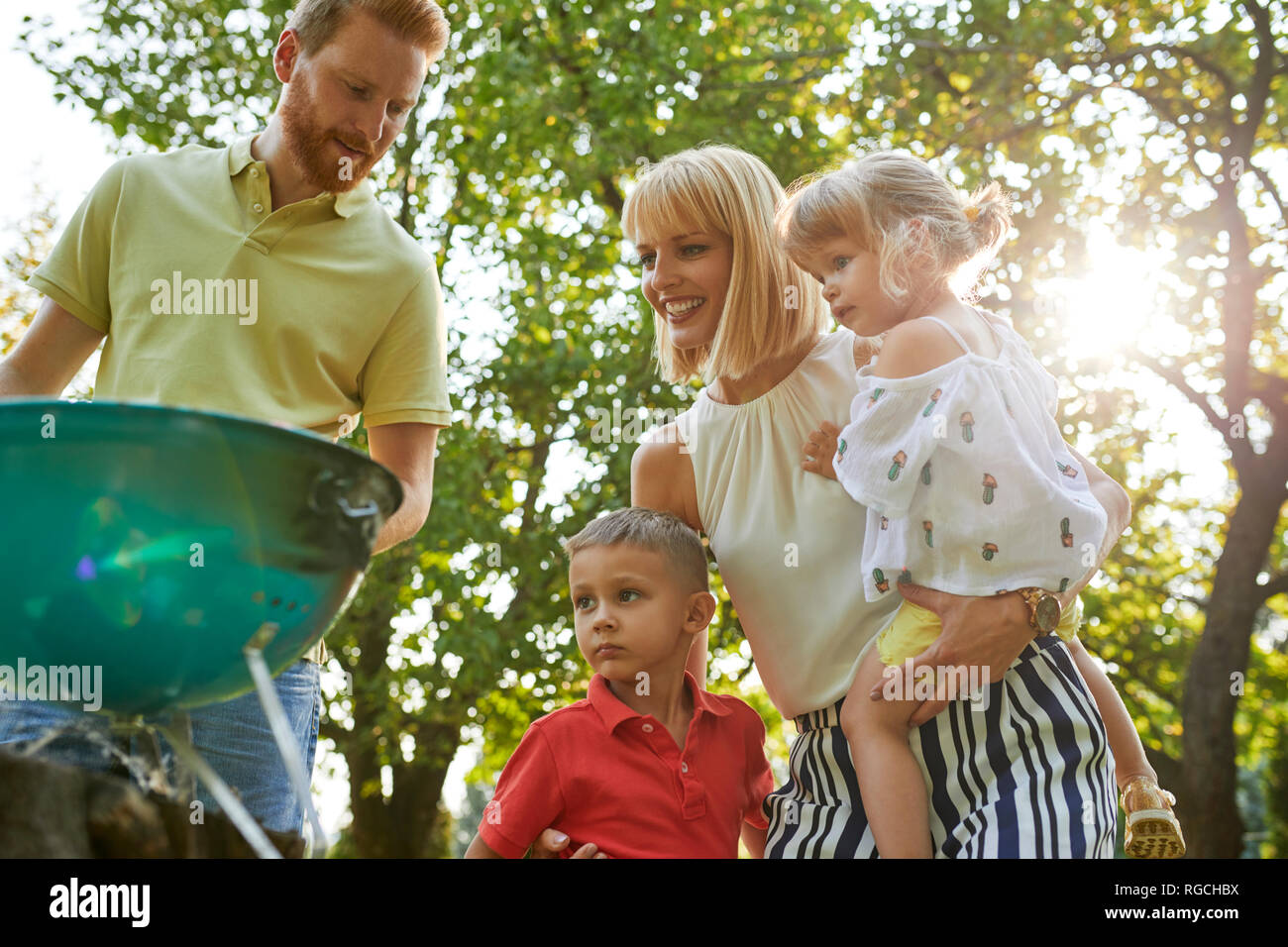 Familie beim Grillen im Garten Stockfoto