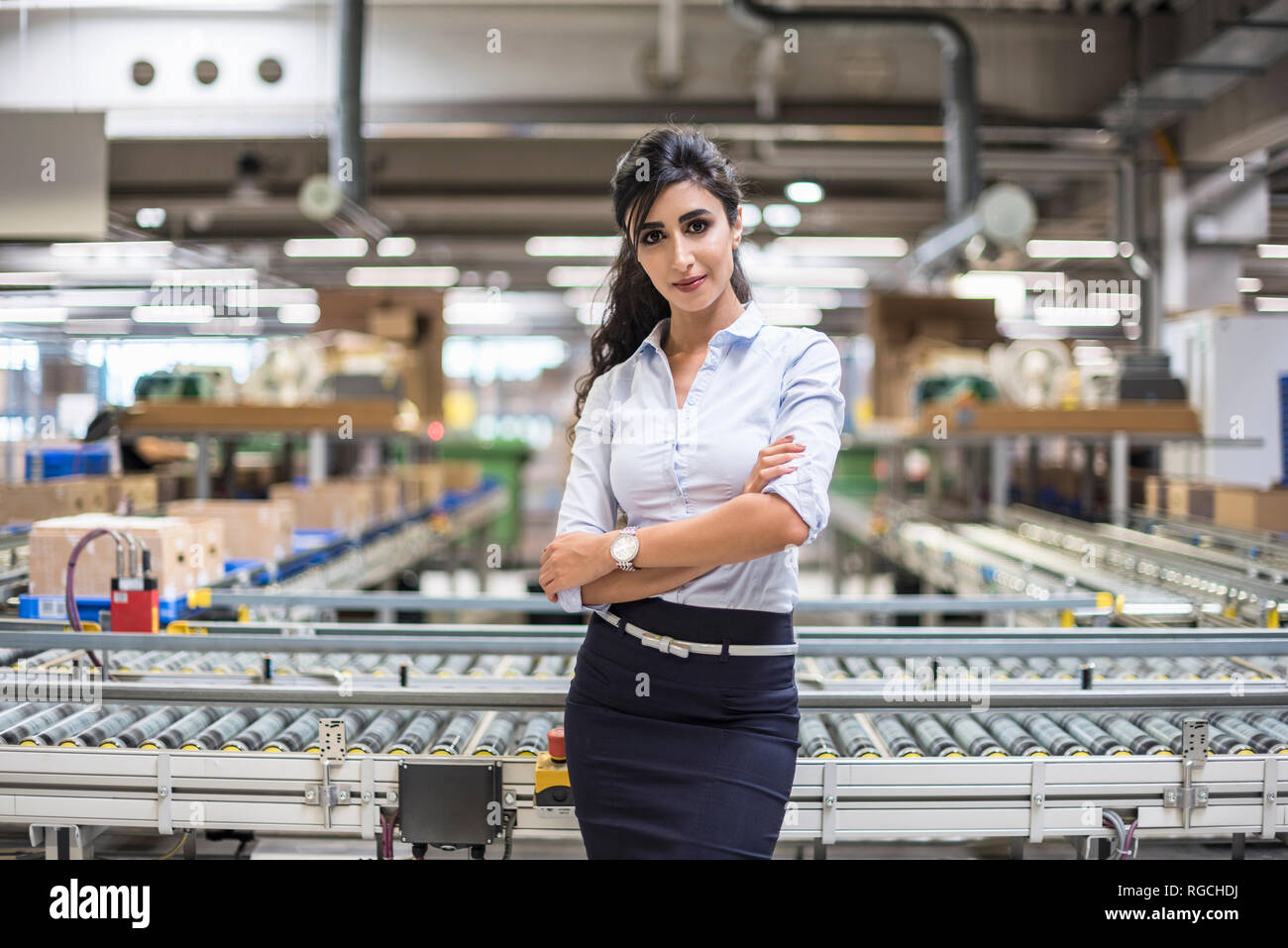 Portrait von selbstbewusste Frau am Transportband in der Factory Stockfoto
