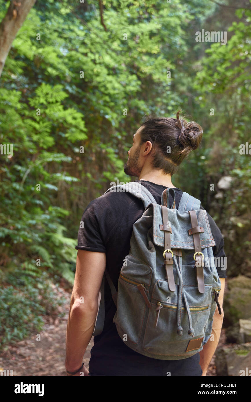 Spanien, Kanarische Inseln, La Palma, Mann zu Fuß mit Rucksack in einem Wald Stockfoto