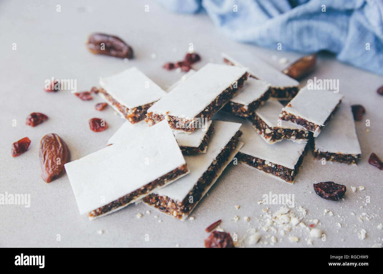 Fruchtriegel, Mandeln, Rosinen, Preiselbeeren, Haferflocken und Termine Stockfoto