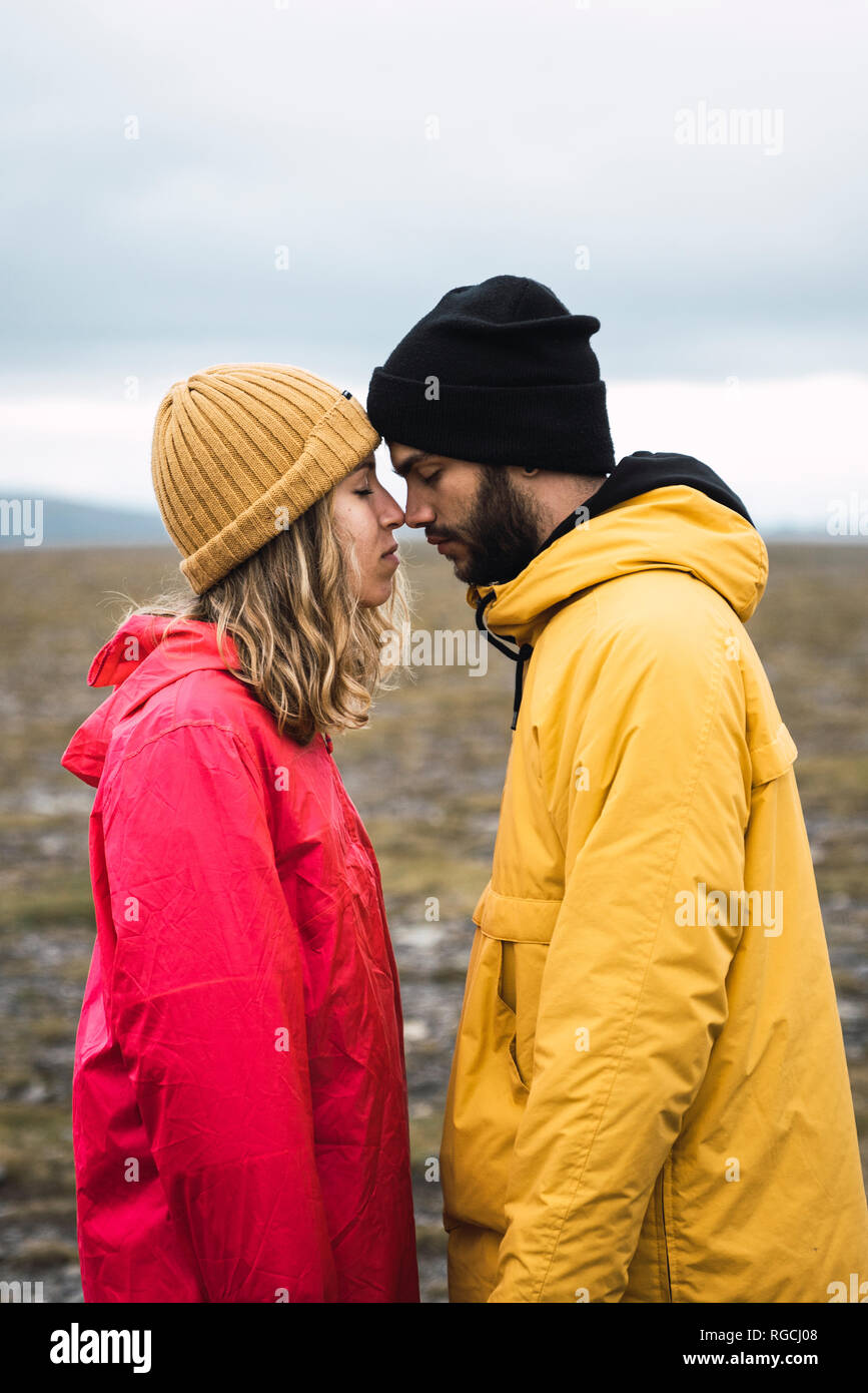 Junges Paar liebevoll reiben Nasen, Lappland, Norwegen Stockfoto