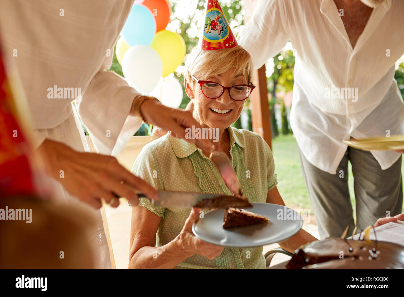 Mit Kuchen auf einen Geburtstag Gartenparty Stockfoto