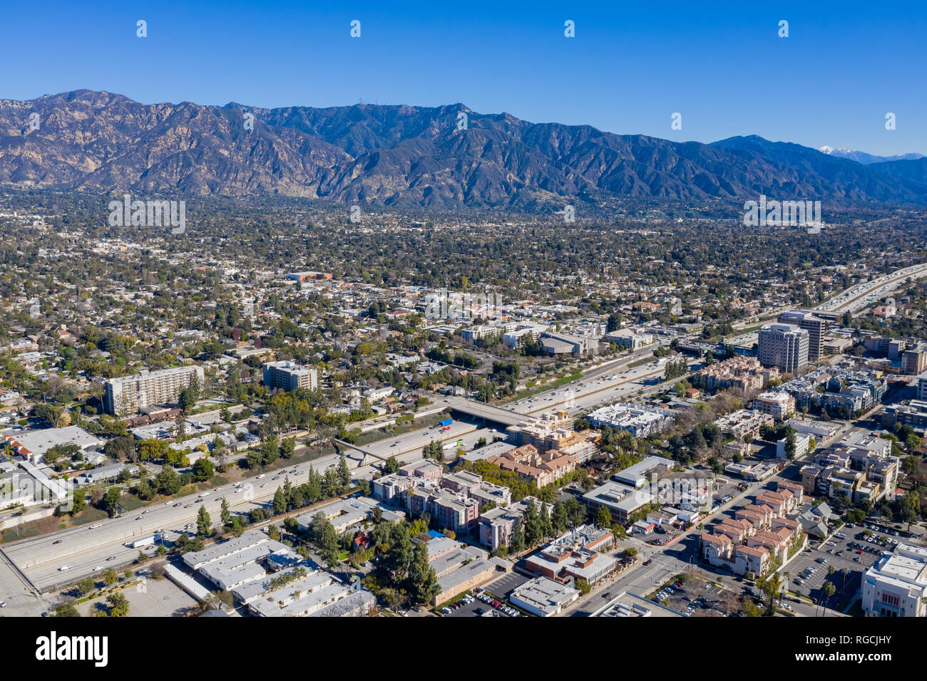 Luftaufnahme der Pasadena und San Gabriel Mountains in Los Angeles, Kalifornien Stockfoto