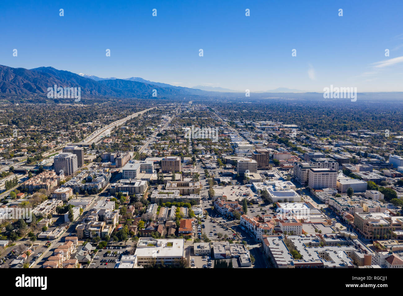 Luftaufnahme der Pasadena und San Gabriel Mountains in Los Angeles, Kalifornien Stockfoto