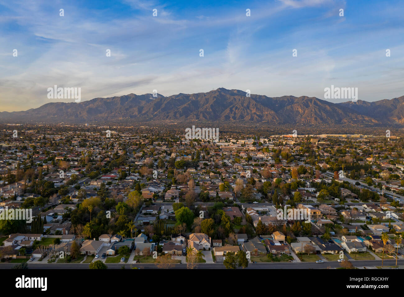 Sonnenuntergang Luftaufnahme der San Gabriel Mountains und Arcadia Bereich in Los Angeles, Kalifornien Stockfoto