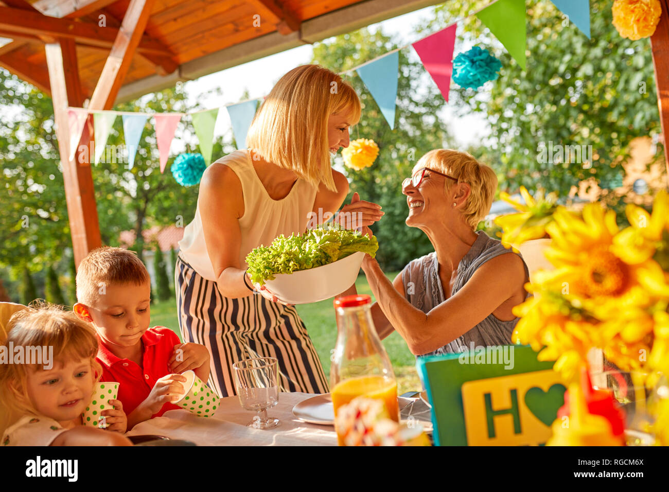 Glückliche Großfamilie in einer Gartenparty Stockfoto