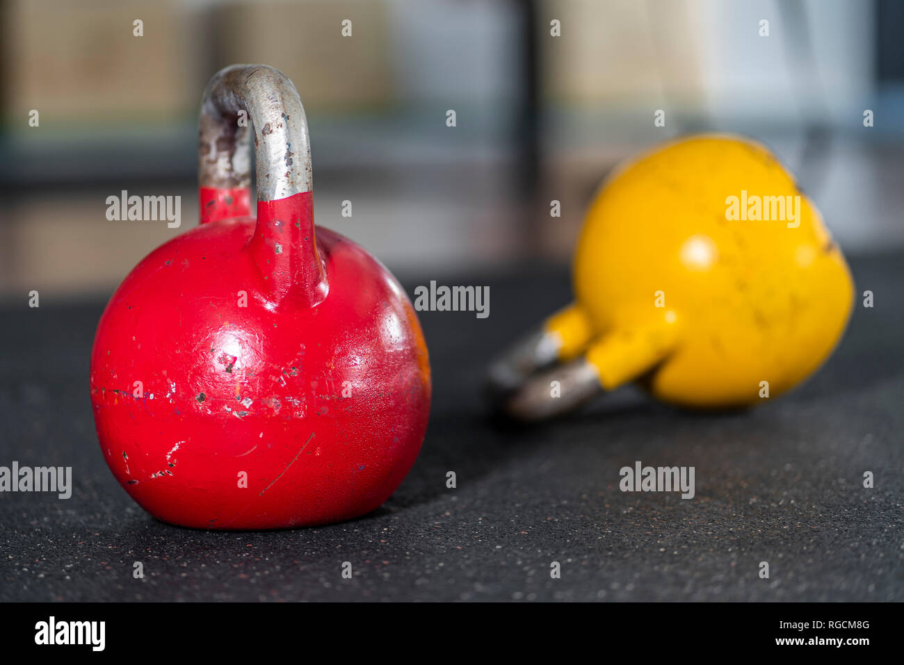 Kettlebells Erdgeschoss im Fitness-Studio Stockfoto