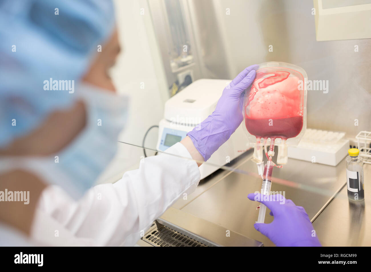 Wissenschaftler arbeiten mit Blut Beutel in Lab Stockfoto