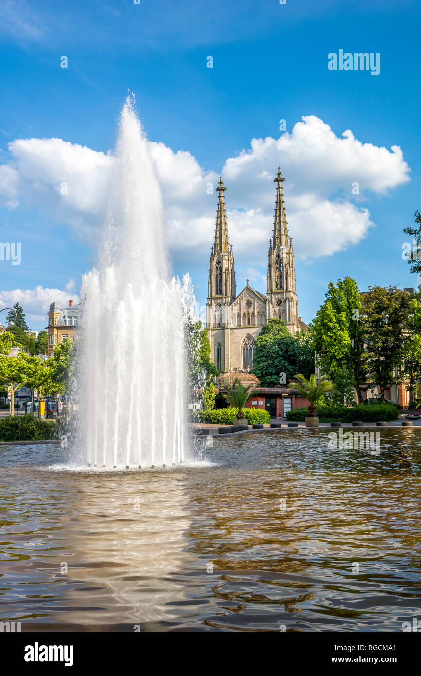 Deutschland, Bayern, Bamberg, Augustaplatz und Pfarrkirche, Brunnen im Vordergrund. Stockfoto