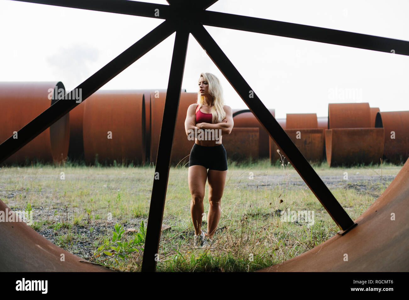 Zuversichtlich athletische Frau stehend an Industrial Site Stockfoto