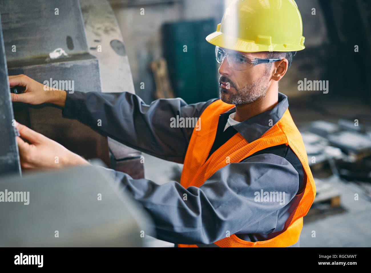 Mann tragen von Arbeitskleidung in der Fabrik arbeiten Stockfoto