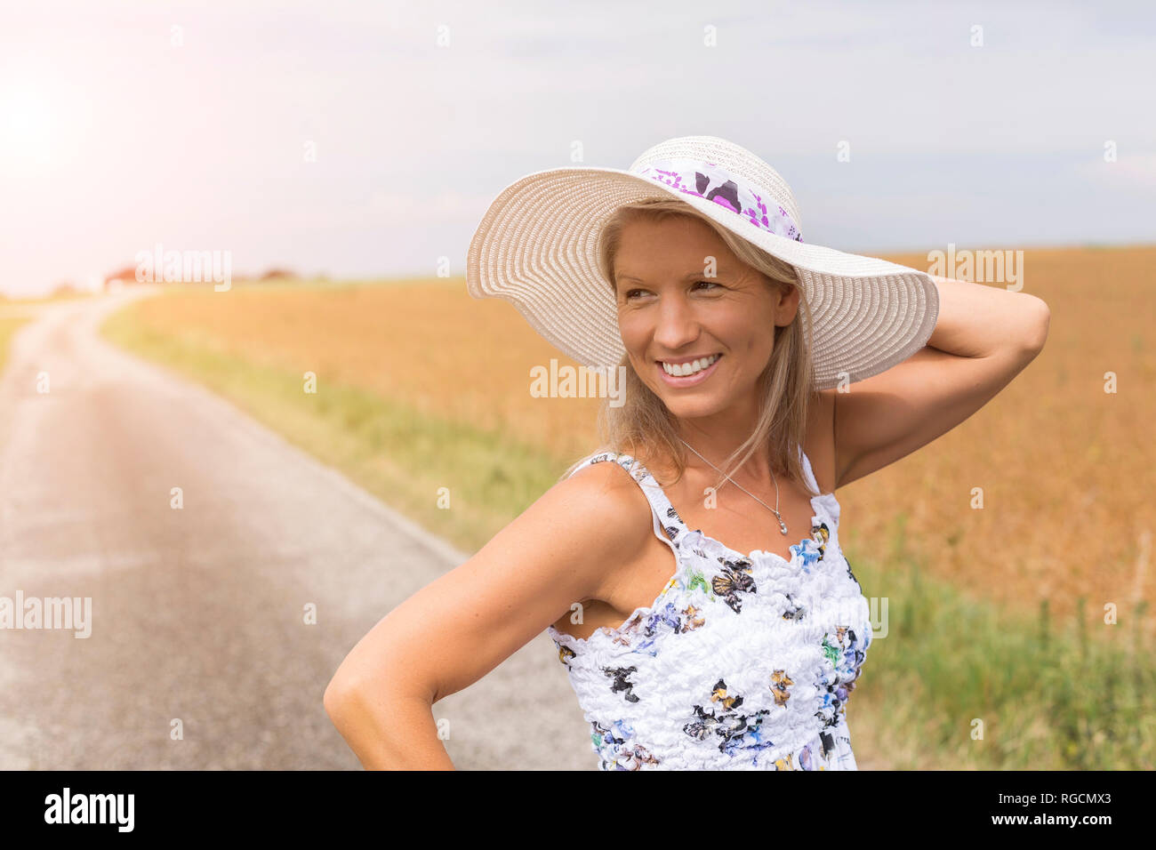 Lächelnd reife Frau auf entfernten Land Lane im Sommer Stockfoto