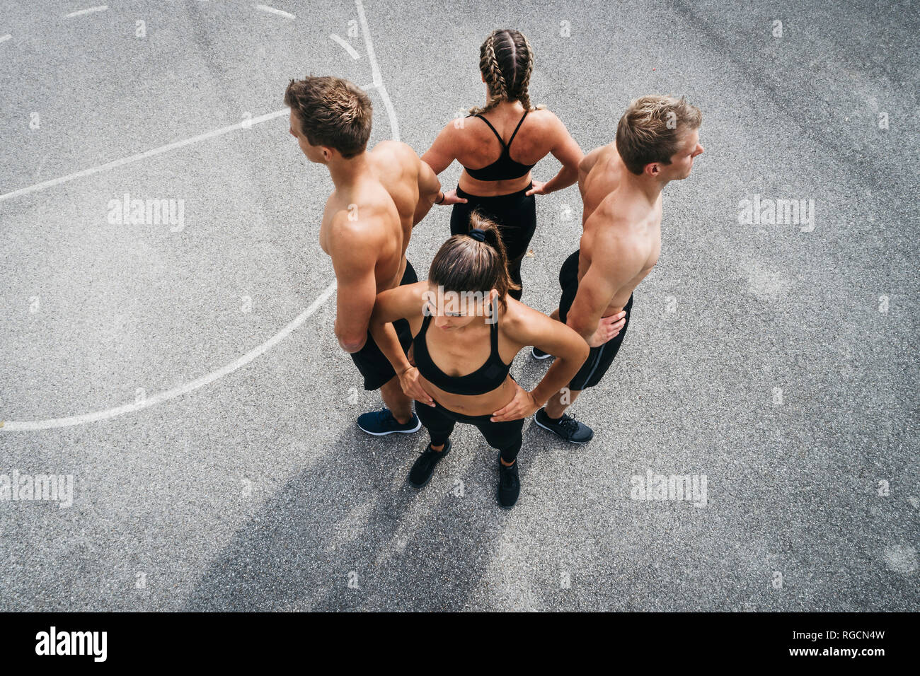 Gruppe von jungen Menschen in guter Form, Training auf einem sportsfield Stockfoto