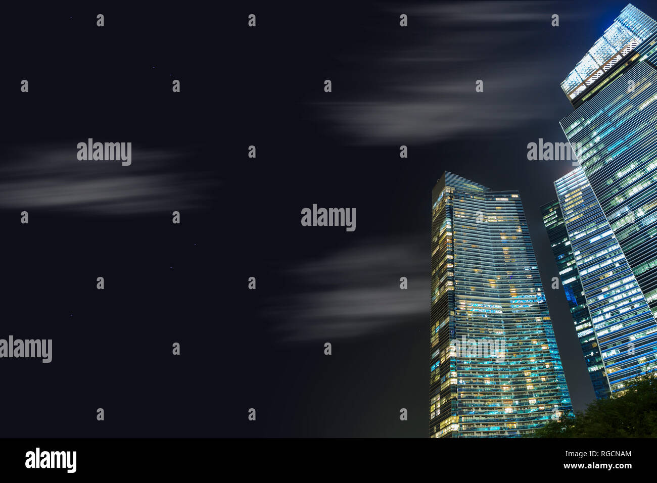 Singapur, Singapur - ca. September 2017: Wolkenkratzer von Singapur Stadt bei Nacht, Singapur. Stockfoto