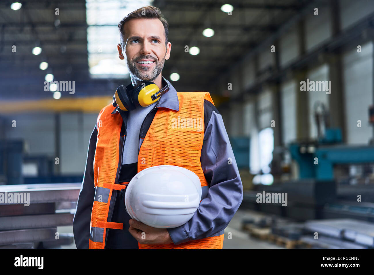 Portrait von lächelnden Mann tragen von Arbeitskleidung in der Factory Stockfoto
