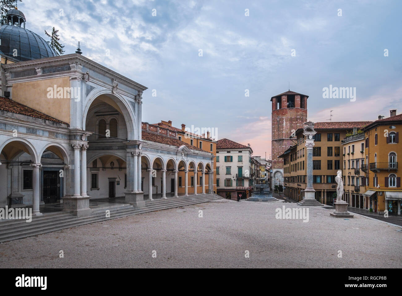 Italien, Friaul - Julisch Venetien, Udine, Piazza Liberta und Loggia di San Giovanni in der Dämmerung Stockfoto