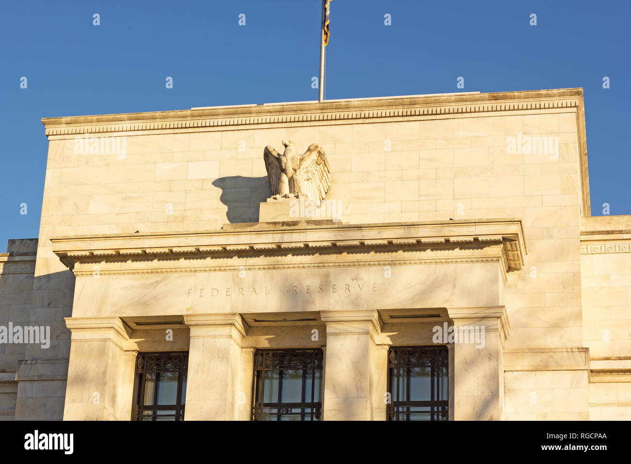 United States Federal Reserve System Zentrale in Washington DC, USA. Das Gebäude unter blauem Himmel am frühen Morgen. Stockfoto