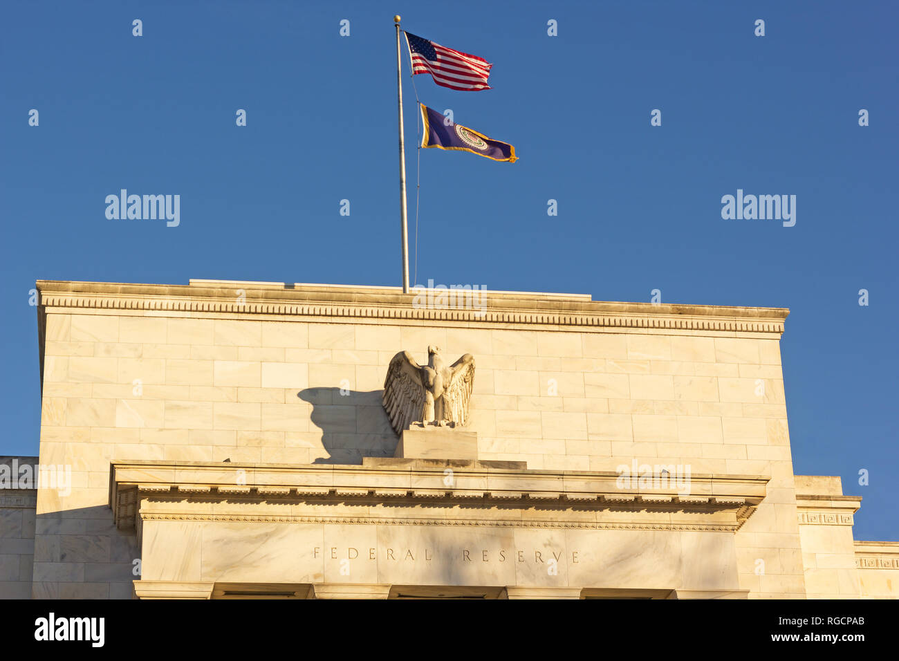 United States Federal Reserve Hauptquartier in Washington DC, USA. Eccles Gebäude mit US National und Fed Flaggen unter freiem Himmel am frühen Morgen. Stockfoto